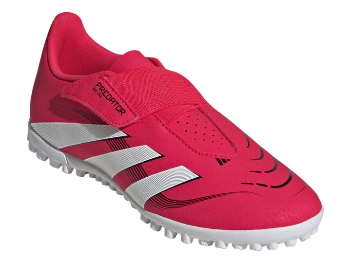 Zapato de fútbol Adidas Predator color rojo con franjas blancas y suela blanca para terreno sintético.