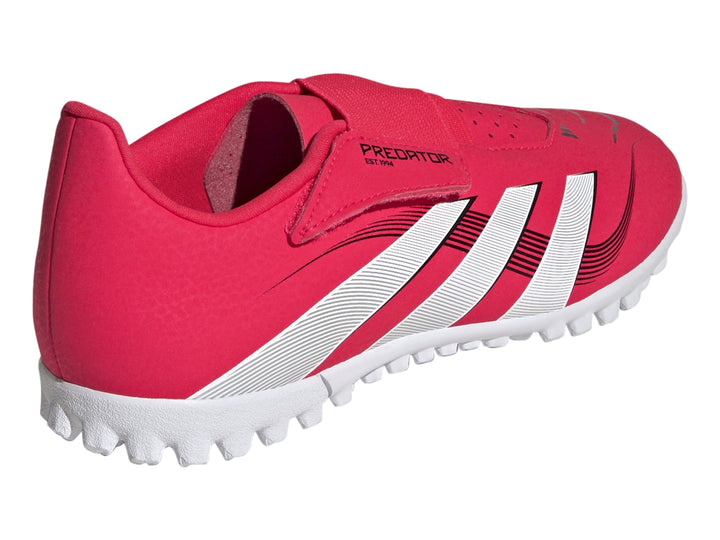 Zapato de fútbol Adidas Predator color rojo con franjas blancas y suela blanca para terreno sintético.