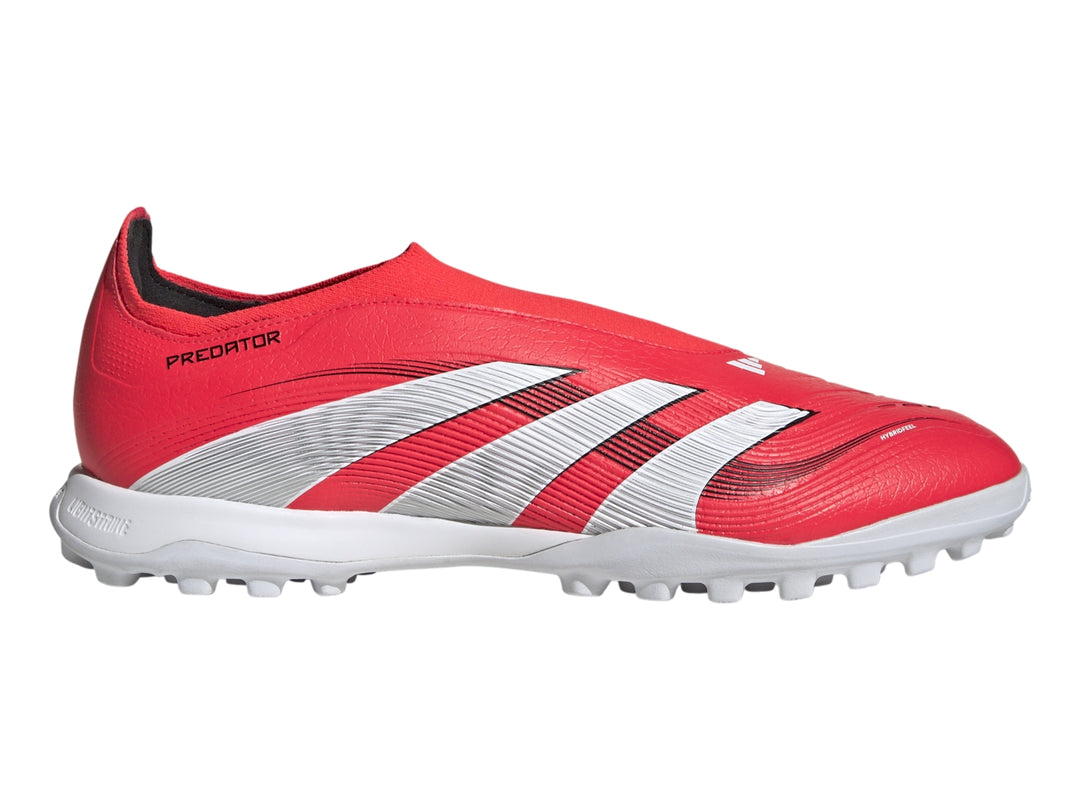 Calzado de fútbol Adidas Predator League TF en color rojo con franjas y suela blanca.