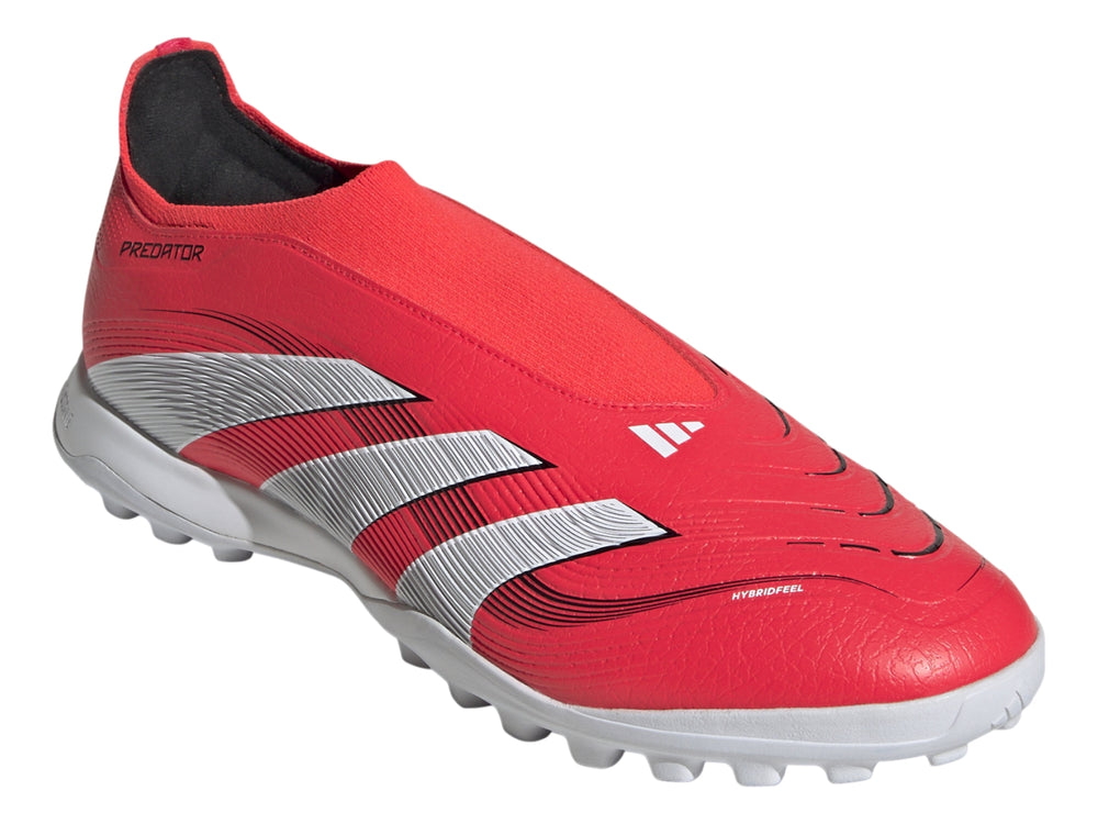 Calzado de fútbol Adidas Predator League TF en color rojo con franjas y suela blanca.