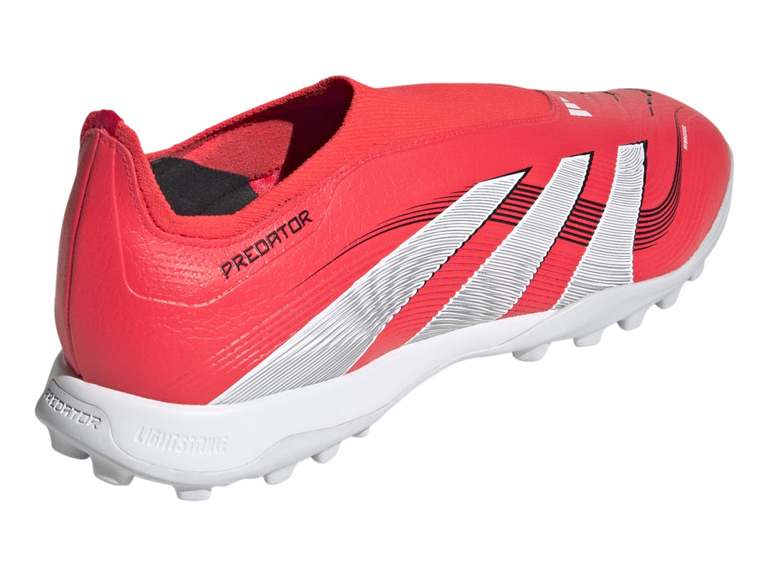 Calzado de fútbol Adidas Predator League TF en color rojo con franjas y suela blanca.