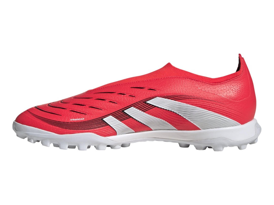 Calzado de fútbol Adidas Predator League TF en color rojo con franjas y suela blanca.