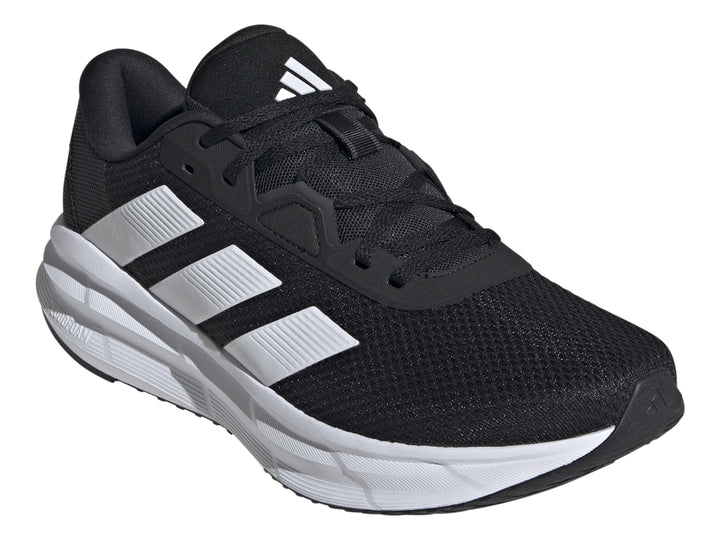 Tenis Adidas Galaxy 7 color negro con franjas y suela blanca, vista lateral.