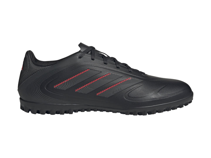 Zapato de fútbol Adidas Copa Pure 3 Club TF en color negro con detalles rojos y suela para césped sintético.