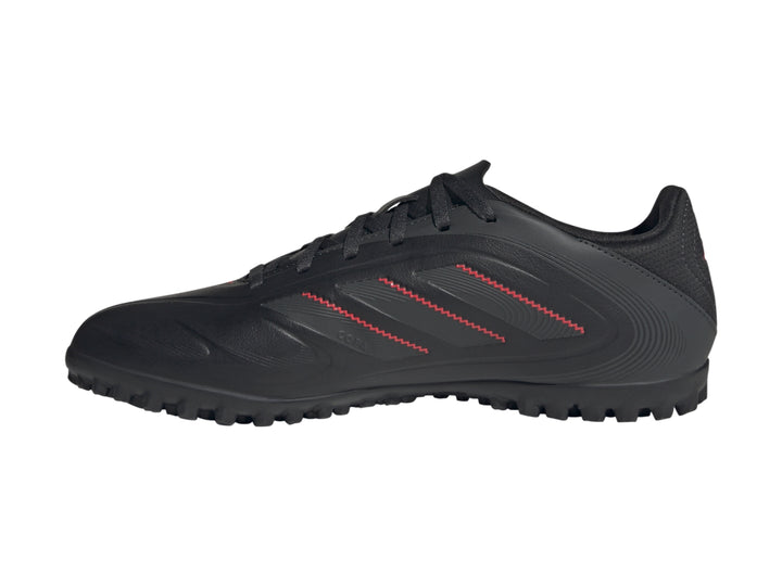 Zapato de fútbol Adidas Copa Pure 3 Club TF en color negro con detalles rojos y suela para césped sintético.
