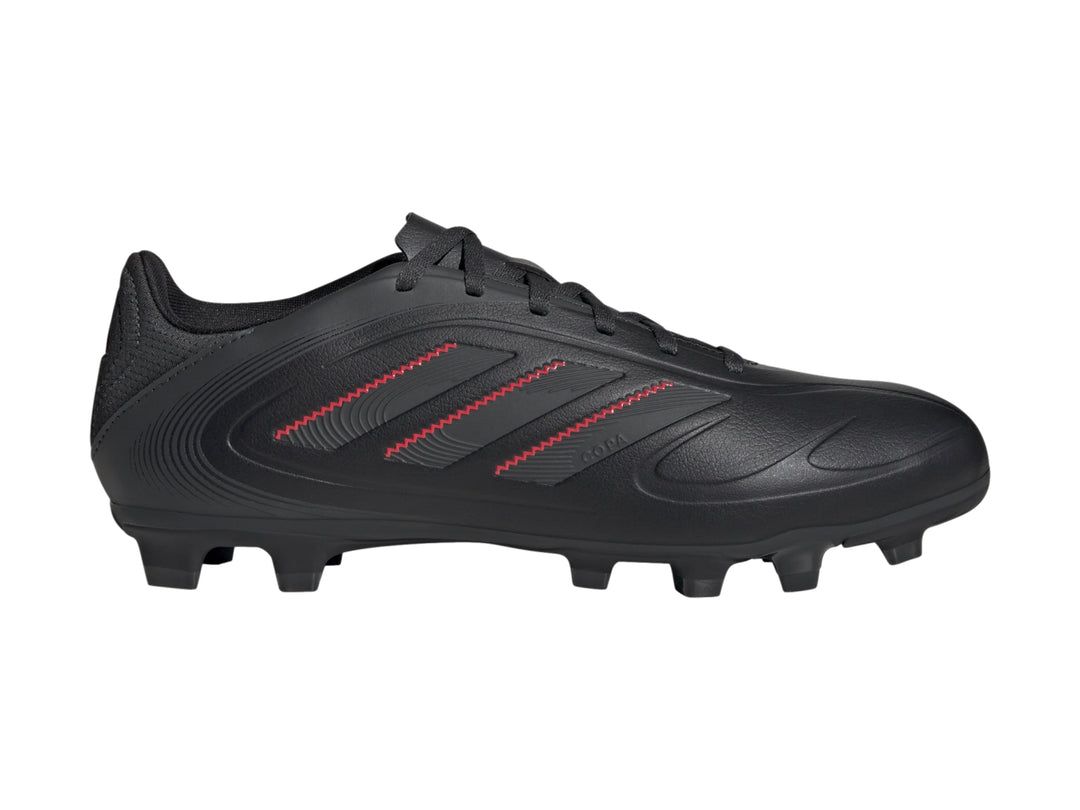Zapato de fútbol Adidas Copa Pure 3 Club color negro con costuras rojas y tacos para terreno firme.