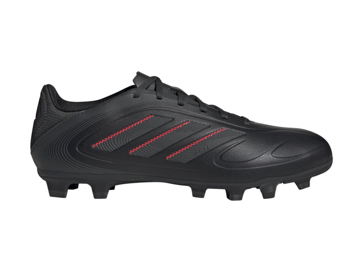 Zapato de fútbol Adidas Copa Pure 3 Club color negro con costuras rojas y tacos para terreno firme.