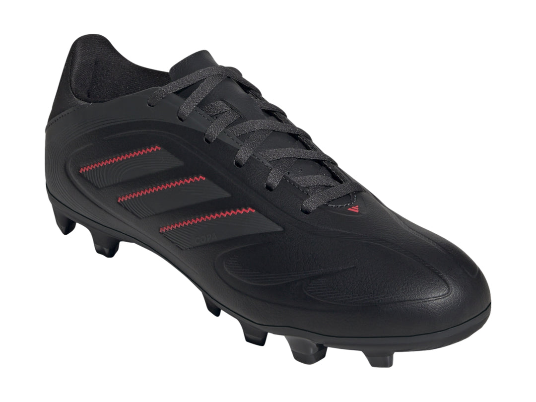 Zapato de fútbol Adidas Copa Pure 3 Club color negro con costuras rojas y tacos para terreno firme.