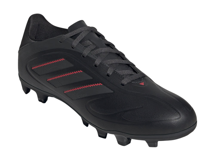 Zapato de fútbol Adidas Copa Pure 3 Club color negro con costuras rojas y tacos para terreno firme.