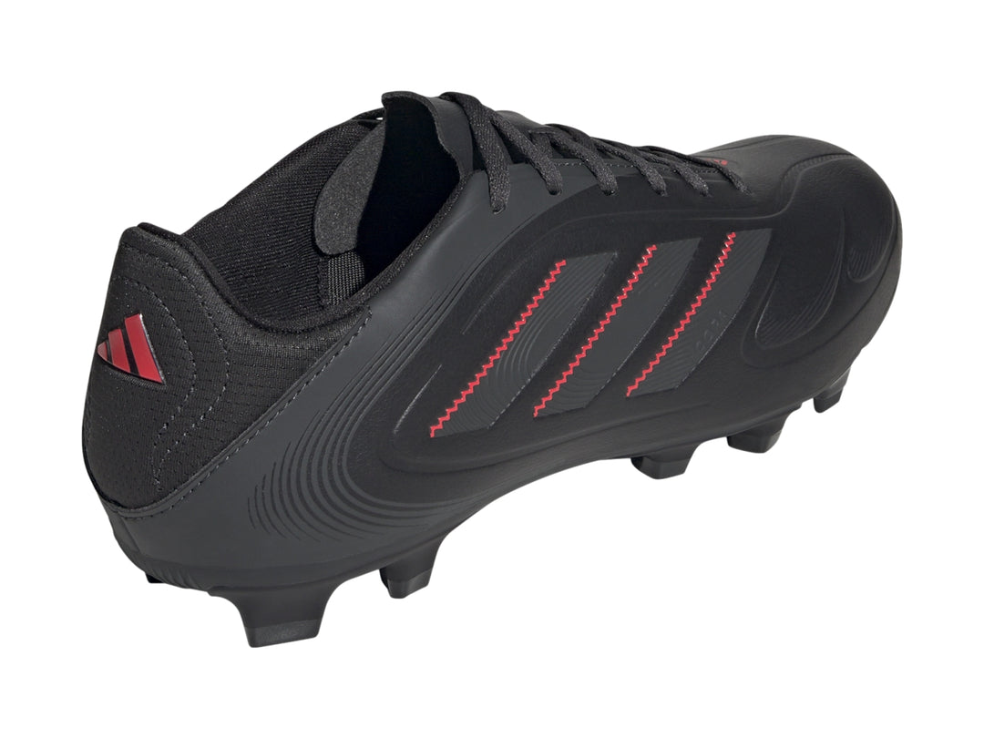Zapato de fútbol Adidas Copa Pure 3 Club color negro con costuras rojas y tacos para terreno firme.