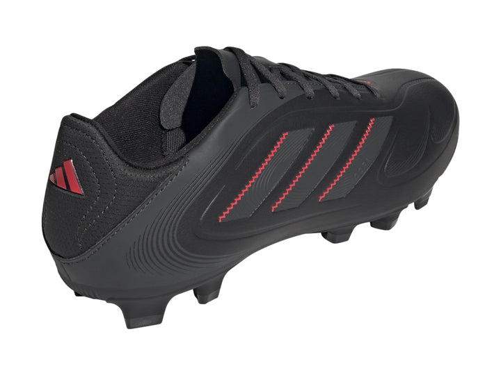 Zapato de fútbol Adidas Copa Pure 3 Club color negro con costuras rojas y tacos para terreno firme.