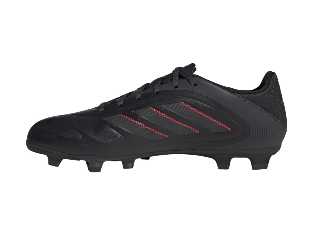 Zapato de fútbol Adidas Copa Pure 3 Club color negro con costuras rojas y tacos para terreno firme.