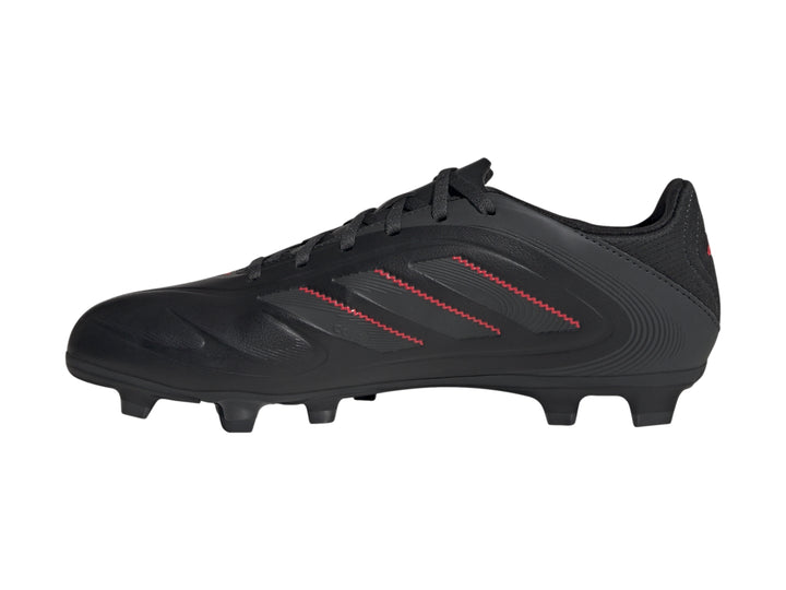 Zapato de fútbol Adidas Copa Pure 3 Club color negro con costuras rojas y tacos para terreno firme.