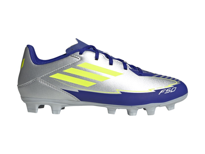 Zapato de fútbol Adidas F50 Club FG en color plata, azul y amarillo con suela de tacos.