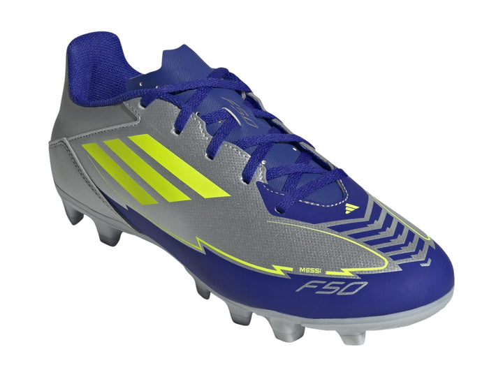 Zapato de fútbol Adidas F50 Club FG en color plata, azul y amarillo con suela de tacos.