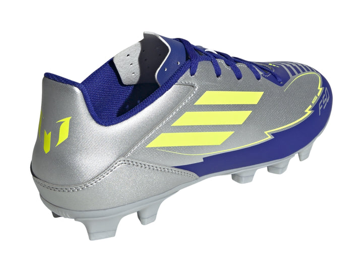 Zapato de fútbol Adidas F50 Club FG en color plata, azul y amarillo con suela de tacos.