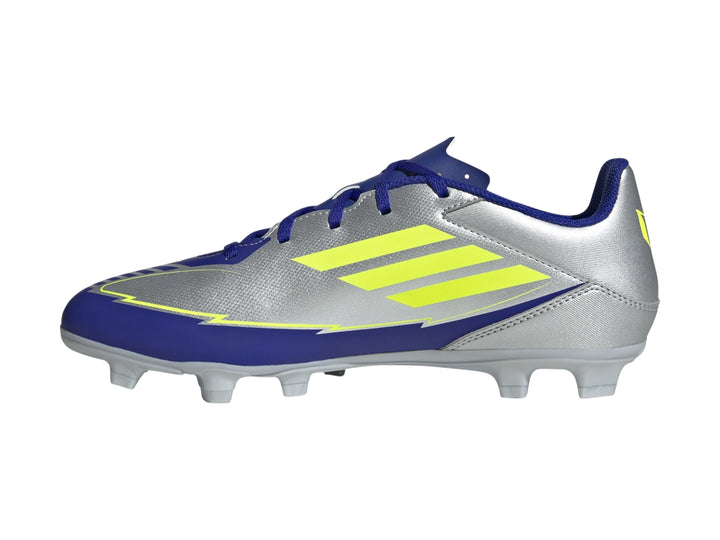 Zapato de fútbol Adidas F50 Club FG en color plata, azul y amarillo con suela de tacos.