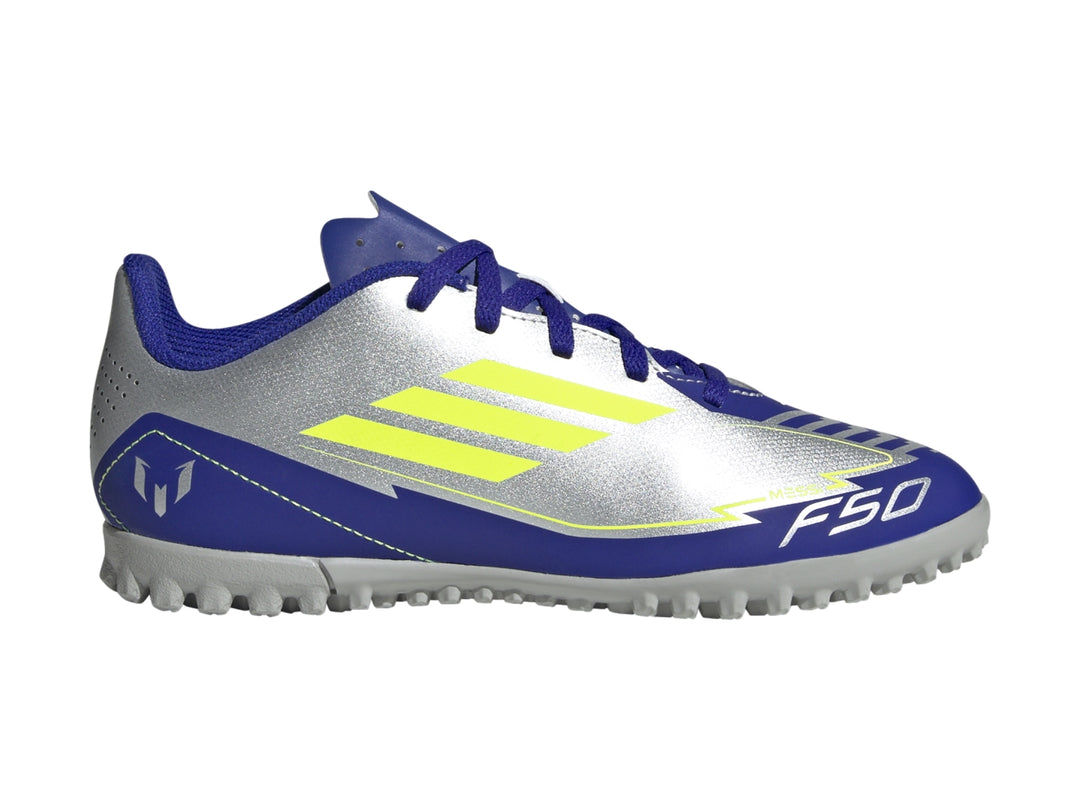 Zapato de fútbol Adidas F50 Club TF en color plata con detalles en azul y amarillo sobre fondo blanco.