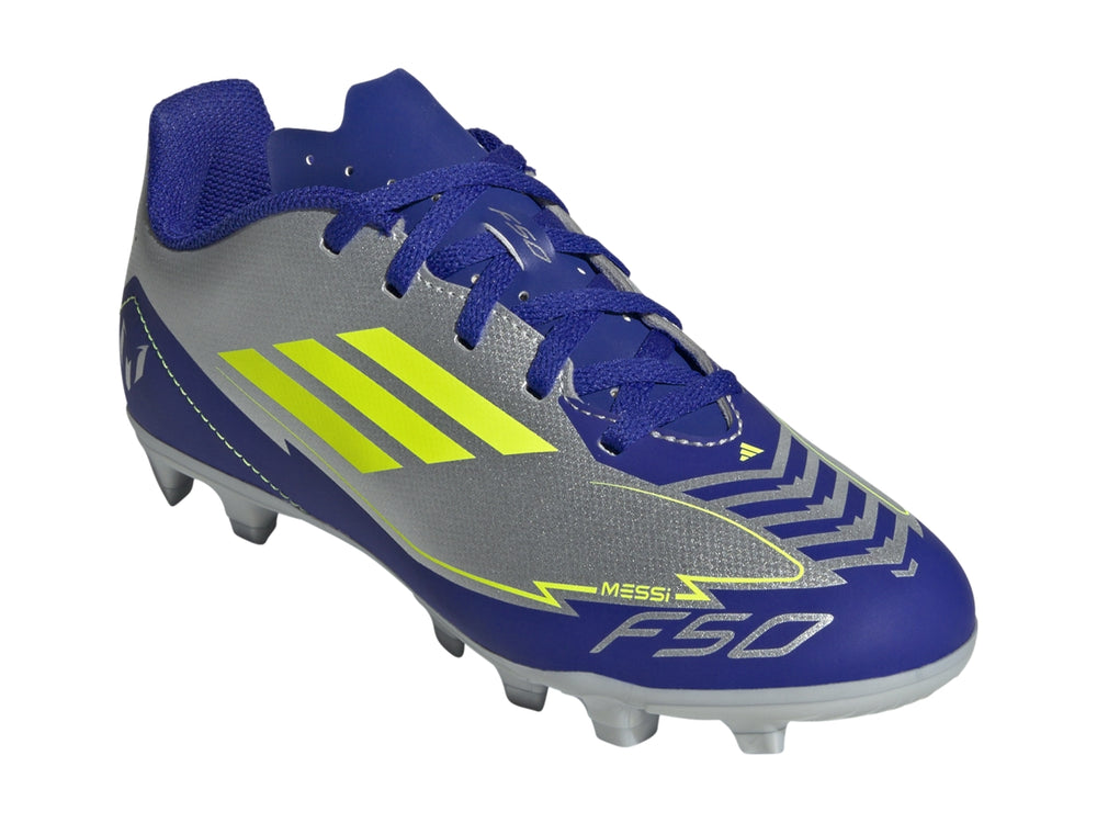 Calzado de fútbol Adidas F50 Club FG Messi en colores plata, azul y amarillo con suela de tacos.
