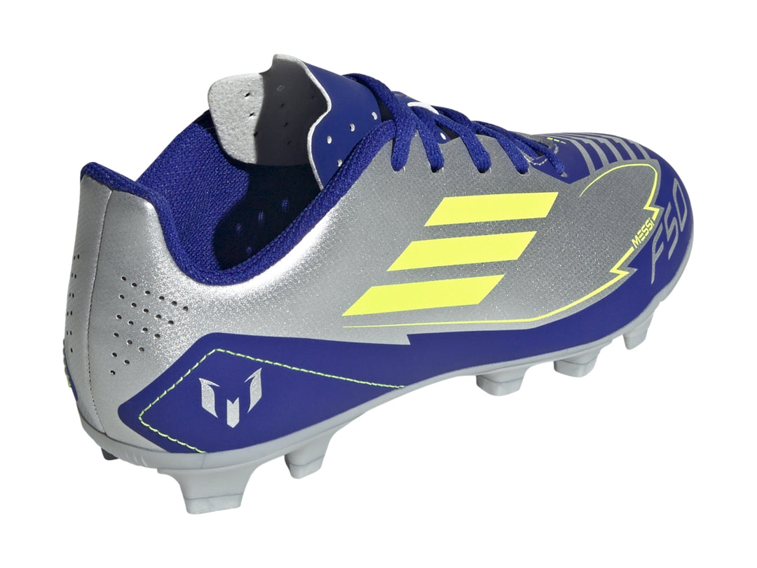 Calzado de fútbol Adidas F50 Club FG Messi en colores plata, azul y amarillo con suela de tacos.