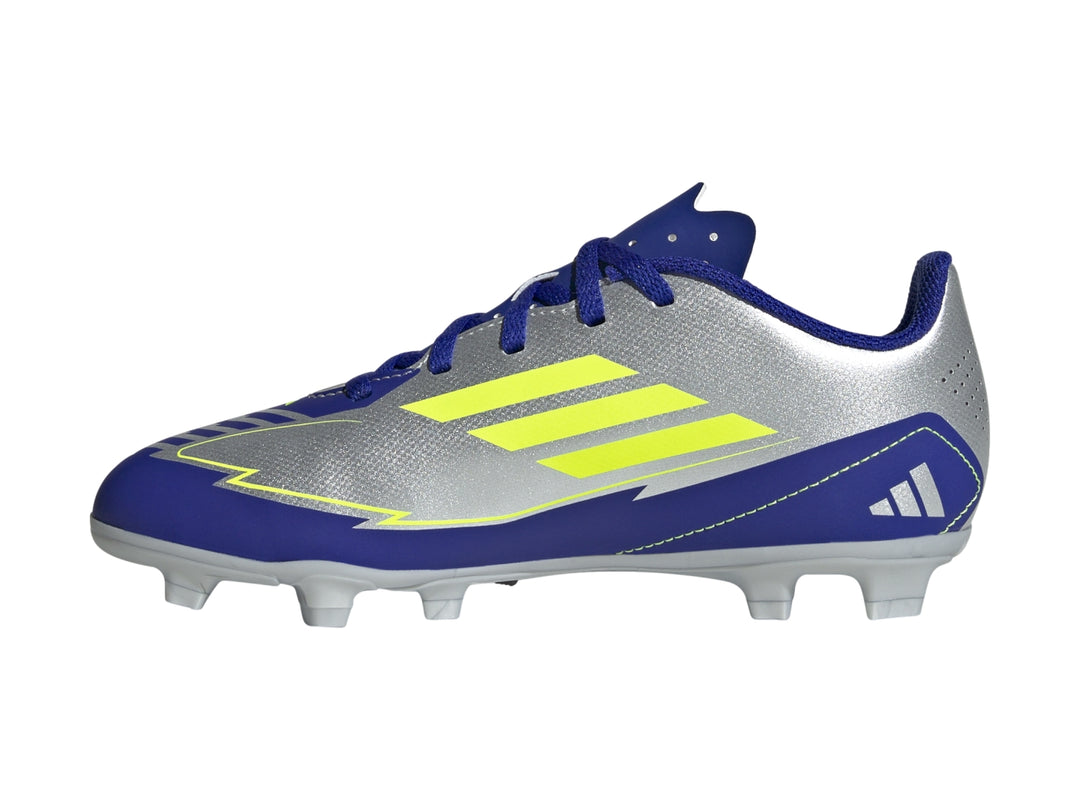 Calzado de fútbol Adidas F50 Club FG Messi en colores plata, azul y amarillo con suela de tacos.