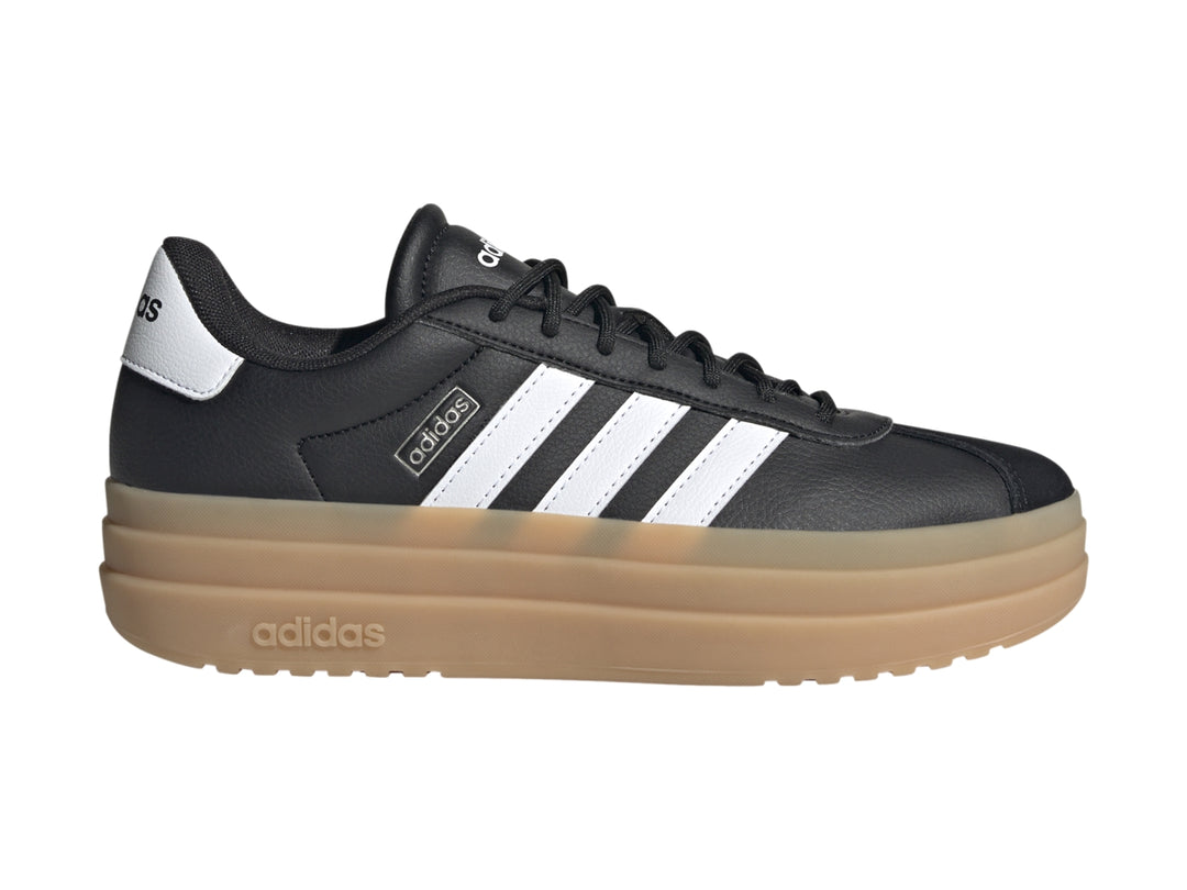 Tenis Adidas VL Court Bold color negro con franjas blancas y suela de plataforma beige.
