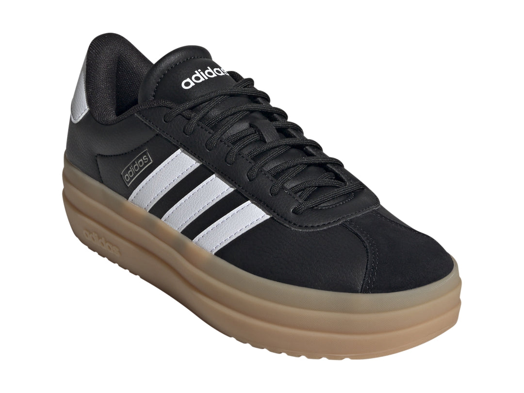 Tenis Adidas VL Court Bold color negro con franjas blancas y suela de plataforma beige.