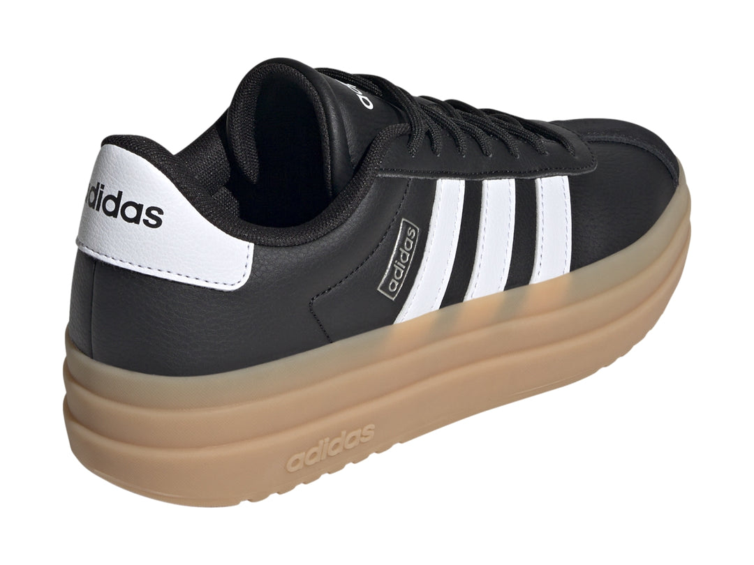 Tenis Adidas VL Court Bold color negro con franjas blancas y suela de plataforma beige.