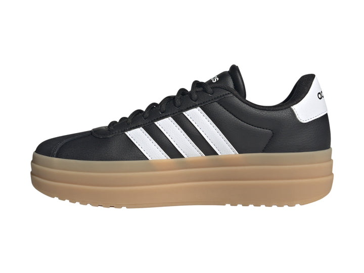 Tenis Adidas VL Court Bold color negro con franjas blancas y suela de plataforma beige.