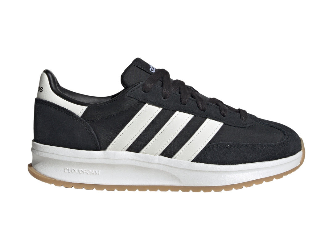 Tenis Adidas Run 72 color negro con tres franjas blancas, suela blanca y base de goma marrón.