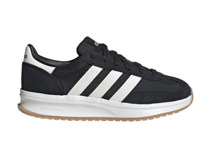 Tenis Adidas Run 72 color negro con tres franjas blancas, suela blanca y base de goma marrón.