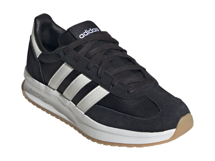 Tenis Adidas Run 72 color negro con tres franjas blancas, suela blanca y base de goma marrón.