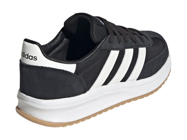 Tenis Adidas Run 72 color negro con tres franjas blancas, suela blanca y base de goma marrón.