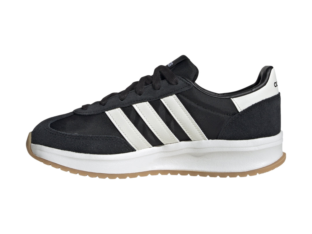 Tenis Adidas Run 72 color negro con tres franjas blancas, suela blanca y base de goma marrón.