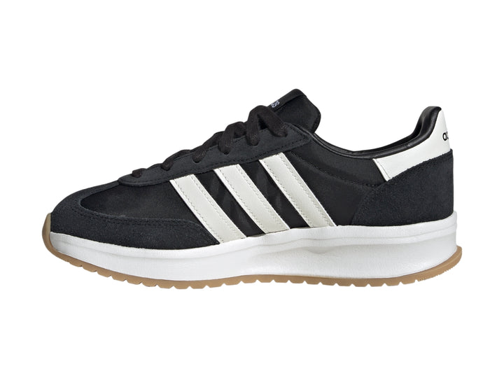 Tenis Adidas Run 72 color negro con tres franjas blancas, suela blanca y base de goma marrón.
