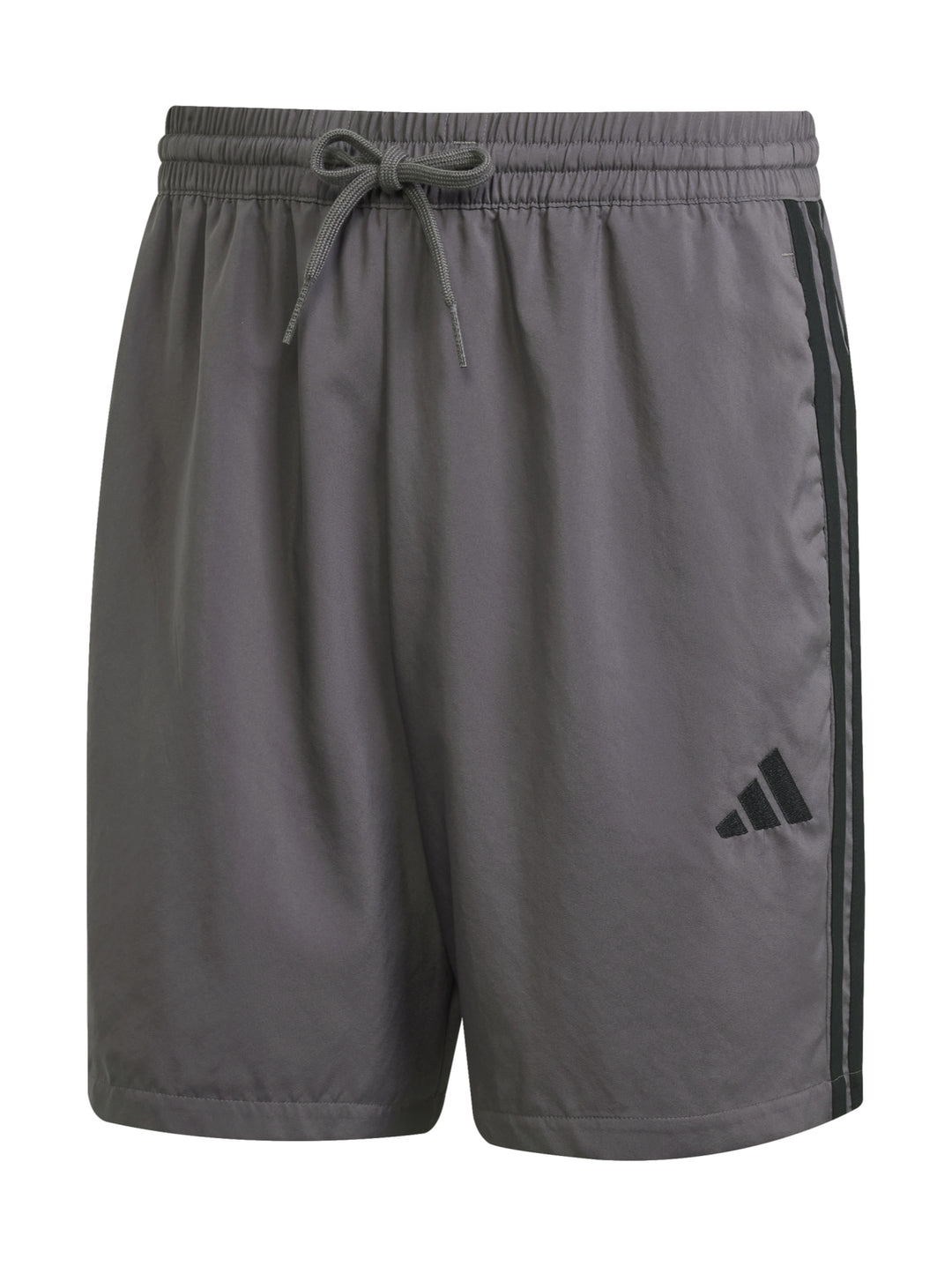 Hombre vistiendo pantalones cortos deportivos Adidas en color gris con logo negro lateral.