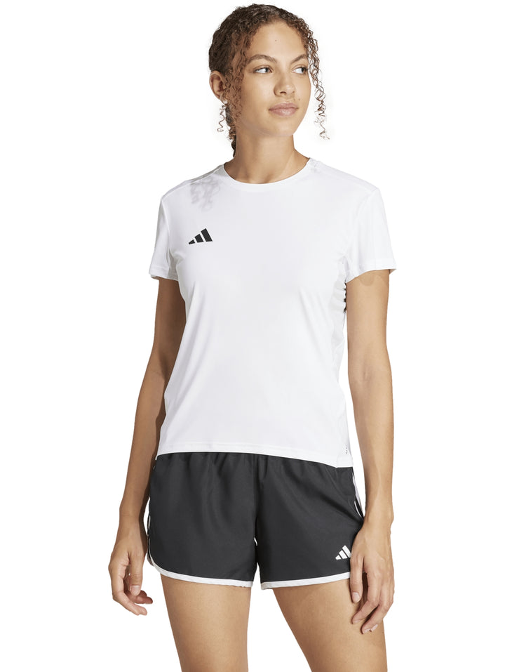 Mujer vistiendo playera de running Adidas blanca de manga corta y shorts deportivos negros.