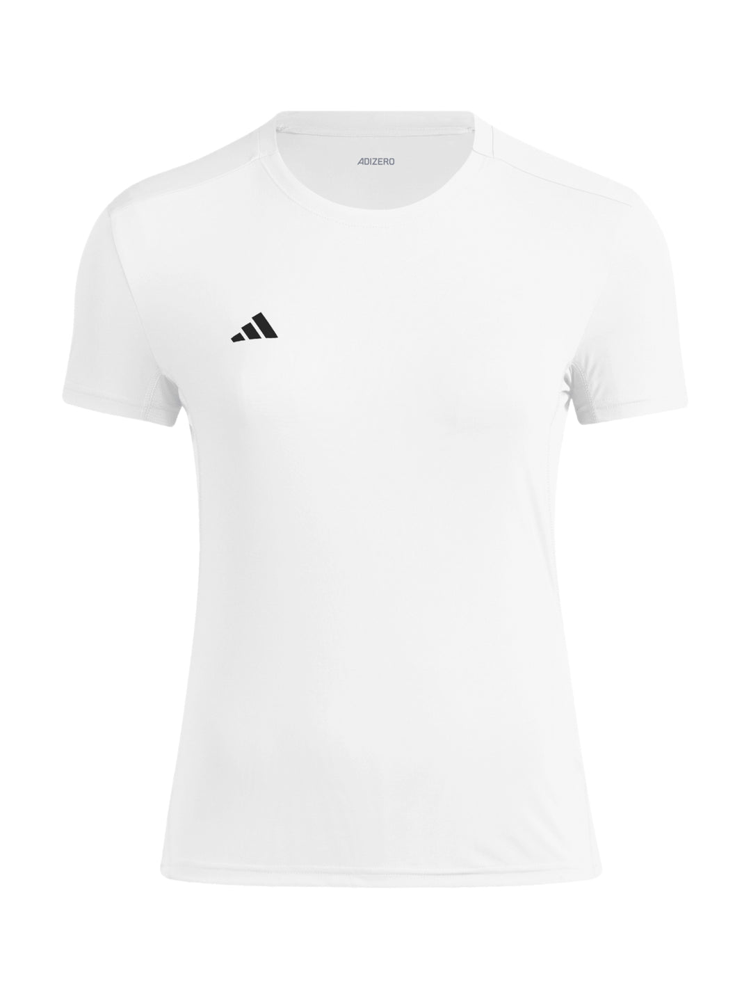 Mujer vistiendo playera de running Adidas blanca de manga corta y shorts deportivos negros.