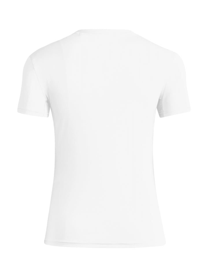 Mujer vistiendo playera de running Adidas blanca de manga corta y shorts deportivos negros.
