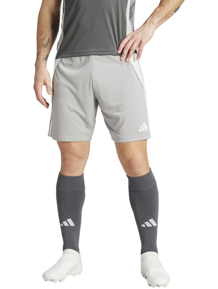 Hombre vistiendo shorts deportivos Adidas color gris con detalles blancos laterales.