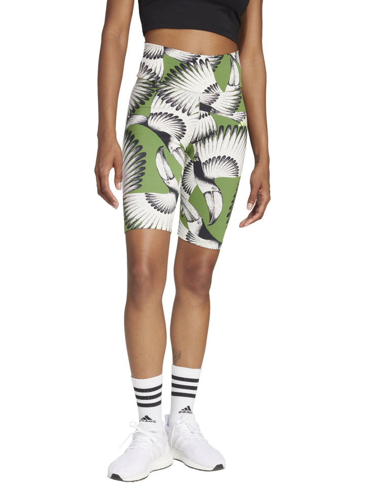 Shorts deportivos ajustados color verde y blanco con estampado de tucanes.