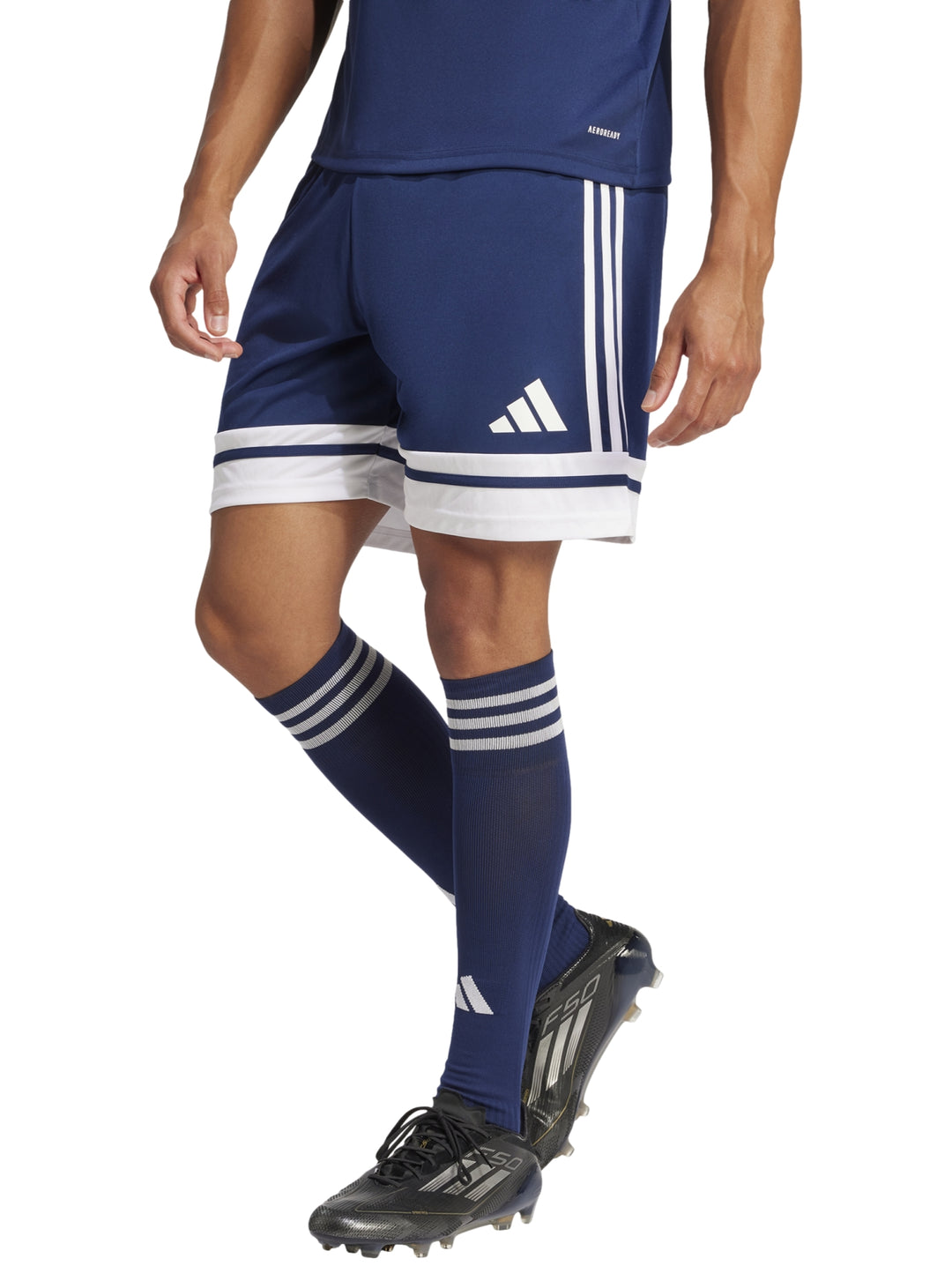 Shorts deportivos Adidas color azul marino con franjas y borde inferior en color blanco.
