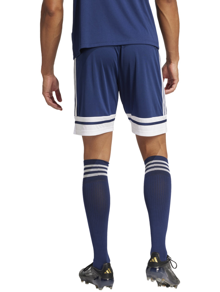 Shorts deportivos Adidas color azul marino con franjas y borde inferior en color blanco.