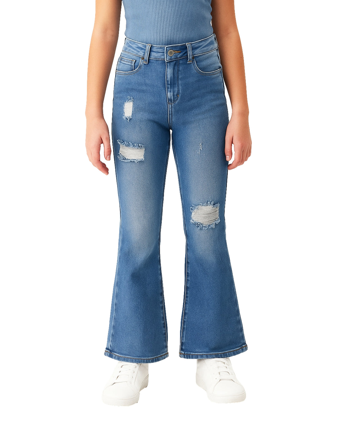 Pantalón de mezclilla azul estilo campana con detalles desgastados.