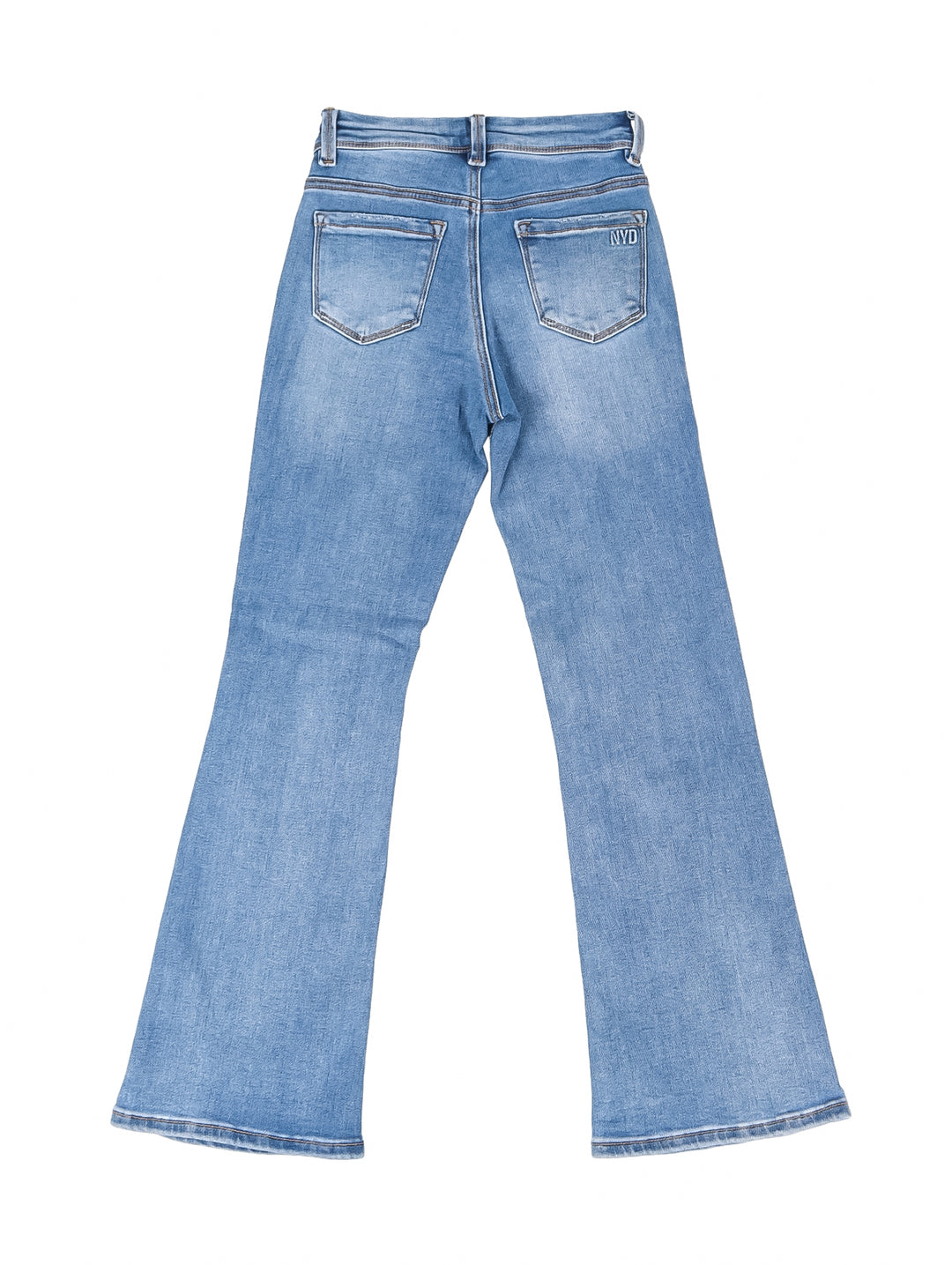 Pantalón de mezclilla azul estilo campana con detalles desgastados.