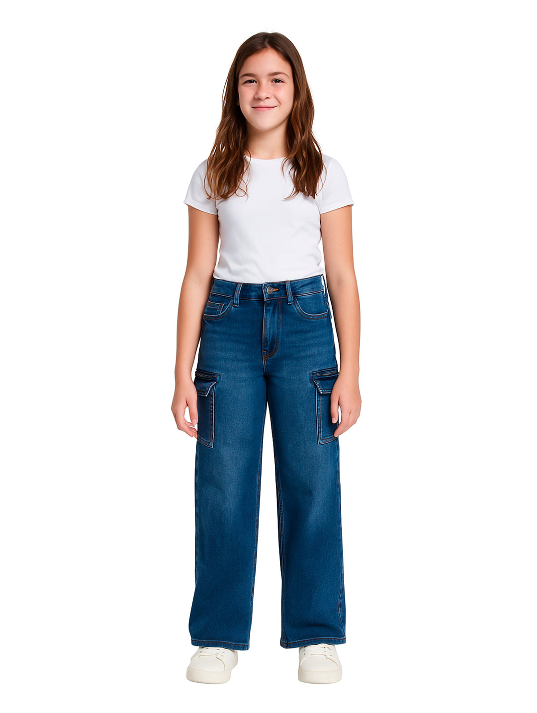 Niña vistiendo pantalón cargo de mezclilla azul de pierna ancha y camiseta blanca.