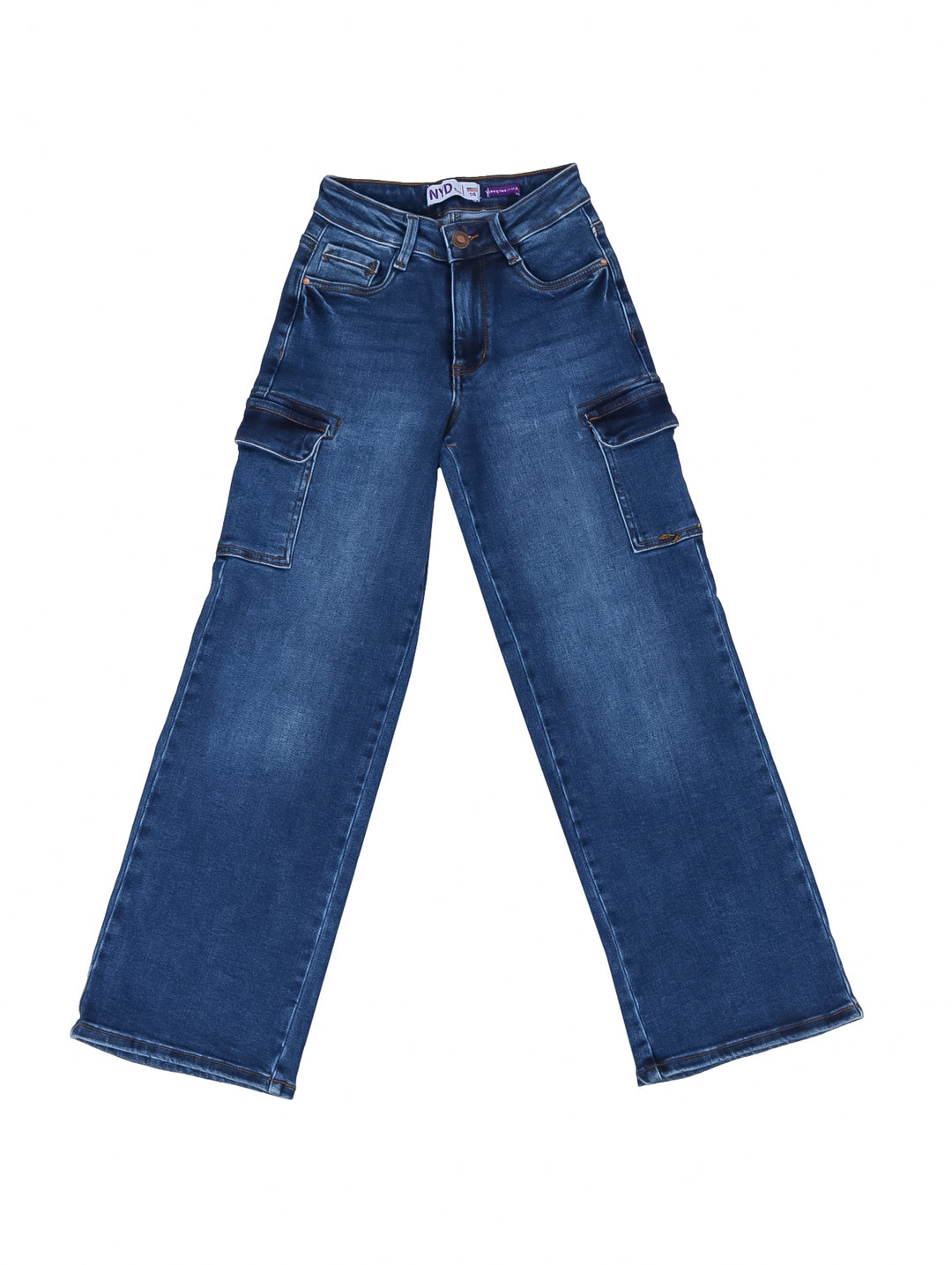 Niña vistiendo pantalón cargo de mezclilla azul de pierna ancha y camiseta blanca.