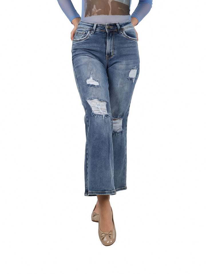 Pantalón de mezclilla azul estilo campana con detalles desgastados y roturas frontales para mujer.