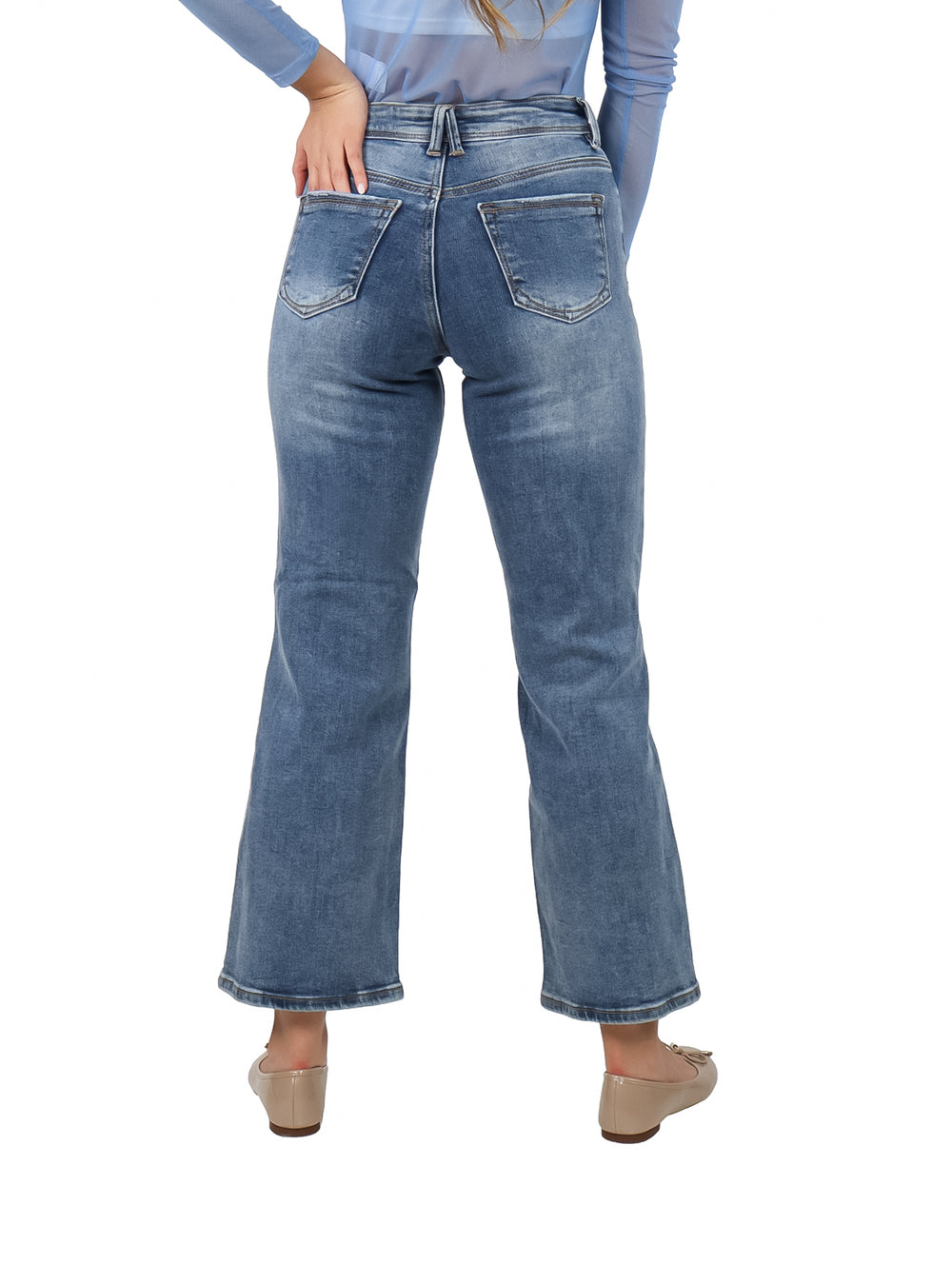 Pantalón de mezclilla azul estilo campana con detalles desgastados y roturas frontales para mujer.