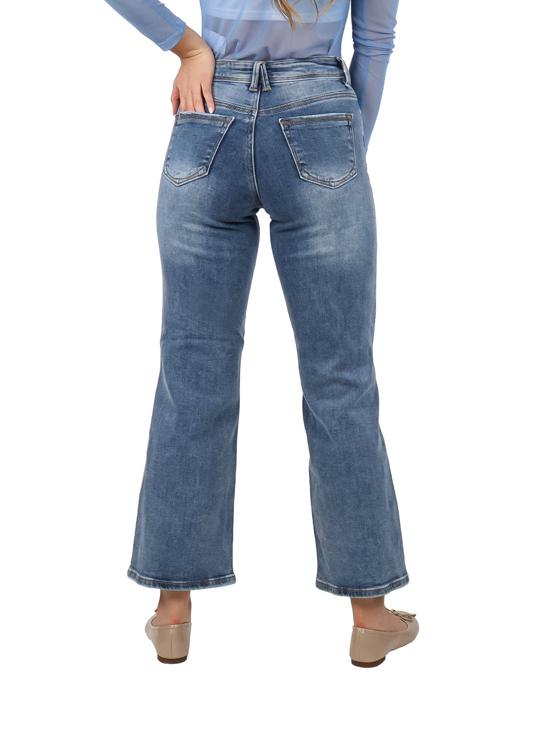 Pantalón de mezclilla azul estilo campana con detalles desgastados y roturas frontales para mujer.